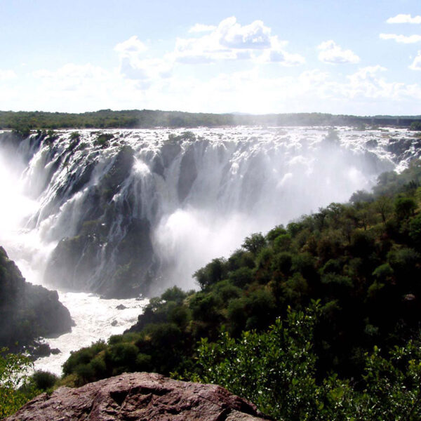 Die majestätischen Ruacana-Wasserfälle entlang des Kunene-Flusses, in einer rauen, wilden Landschaft an der Grenze zu Angola.