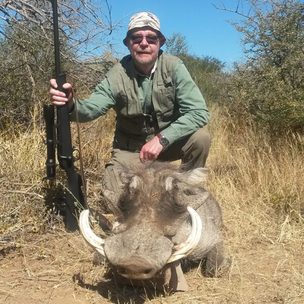 Jäger mit erlegtem Warzenschwein in Namibia