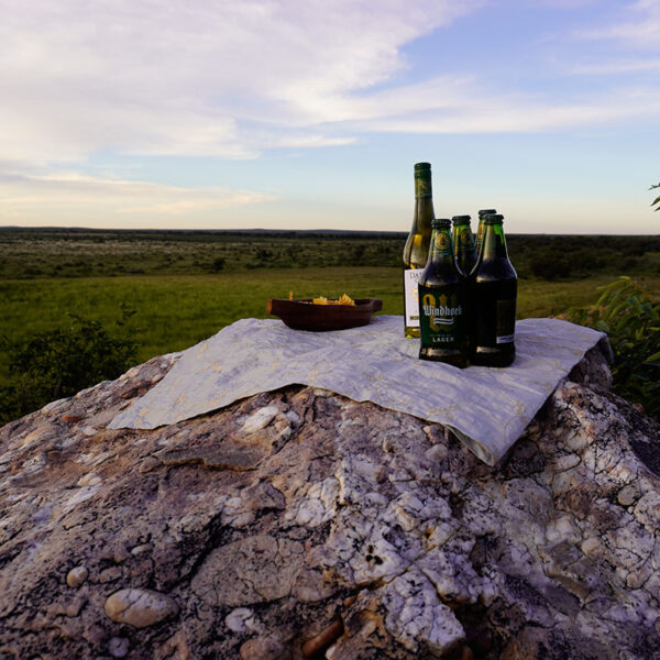 Sundowner mit Getränken und Weitblick über die namibische Landschaft bei Ombakata