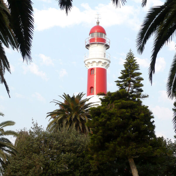Roter Leuchtturm an der Atlantikküste Namibias, maritimes Highlight der Safari-Tour „Best of Namibia“.