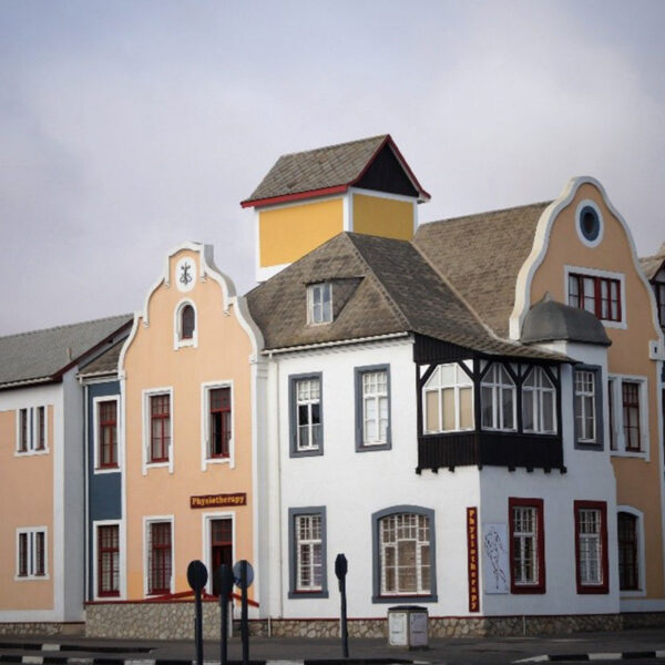 Historische Gebäude im Kolonialstil in Swakopmund, kultureller Kontrastpunkt der Safari-Tour „Best of Namibia“.
