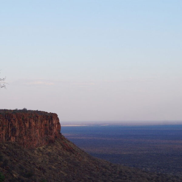 Blick über eine weite Tafelberg-Landschaft in Namibia, beeindruckendes Naturpanorama der Safari-Tour „Best of Namibia“.