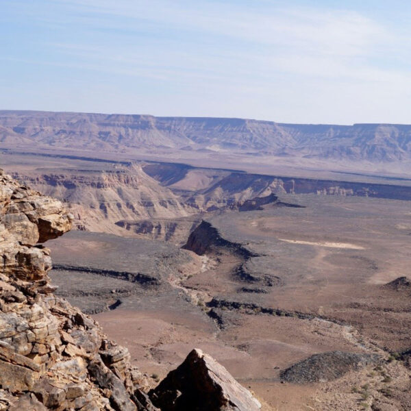 Panoramablick über den gewaltigen Fish River Canyon, eines der beeindruckendsten Naturwunder Namibias auf der Safari „Faszination des Südens“.