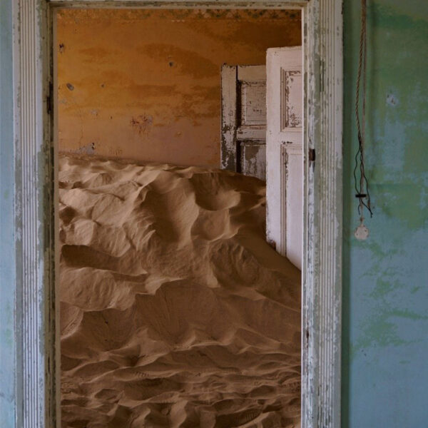Versandeter Raum in der Geisterstadt Kolmanskop in Namibia, eindrucksvolles Zeugnis der Wüstenlandschaft auf der Safari „Faszination des Südens“.
