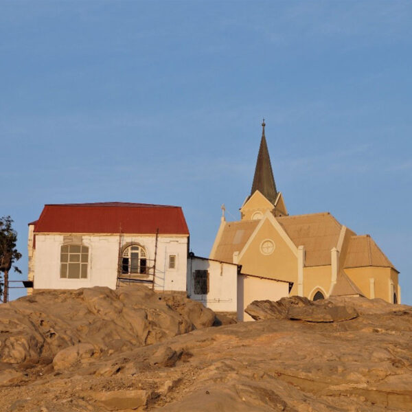 Die Felsenkirche von Lüderitz thront über der Küstenstadt und ist ein markantes Bauwerk auf der Safari „Faszination des Südens“.