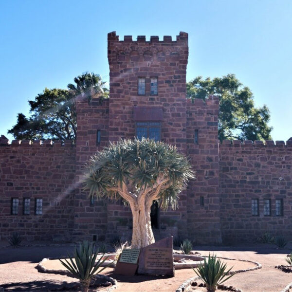 Historisches Schloss Duwisib in der trockenen Landschaft des südlichen Namibias, kultureller Höhepunkt der Safari „Faszination des Südens“.