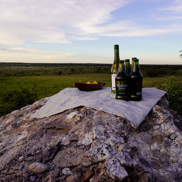 Sundowner mit Getränken in der namibischen Landschaft